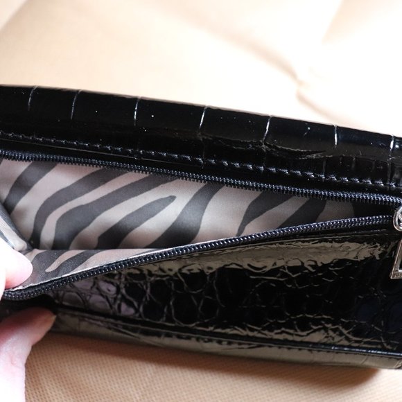 GUESS WALLET- Never Used - Picture 6 of 6